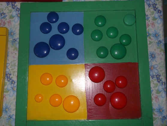 Игра разложи шарики. Сенсорика для детей 2-3 лет. Сенсорные игры для дошкольников. Сенсорика для детей по цветам. Игрушки для ясельной группы.